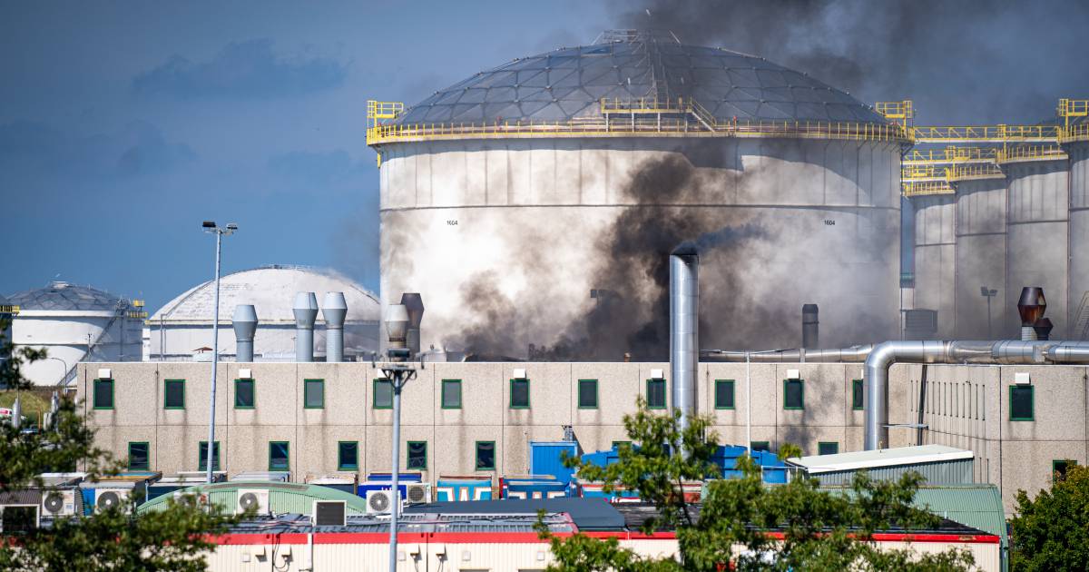 Grote brand bij olievatenbedrijf in Europoort onder controle