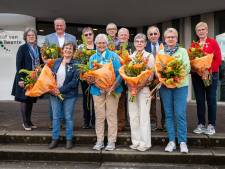 Burgemeester Nauta verrast tien inwoners Hof van Twente met lintje