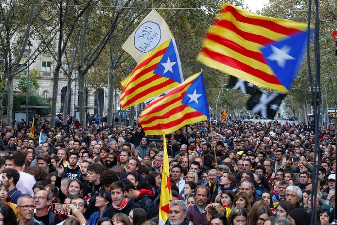 Duizenden Catalanen kwamen deze avond bij elkaar in Barcelona.