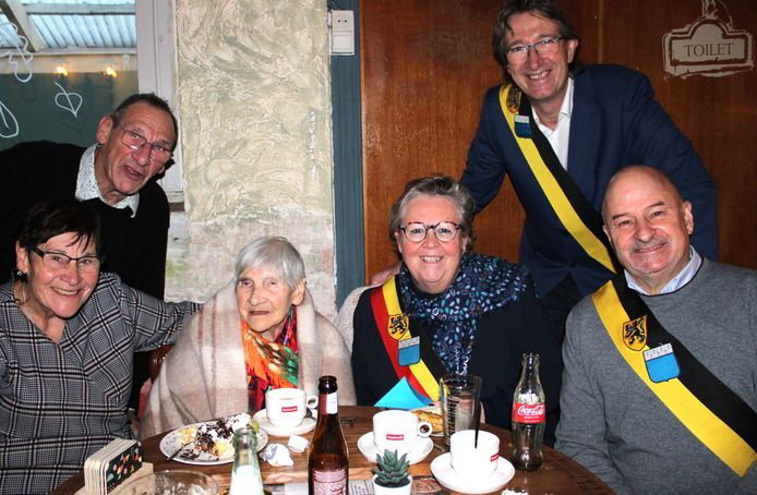 Maria Slabbinck werd op 23 november nog in de bloemetjes gezet voor haar 100ste verjaardag in Cultuurhuis De Keizer