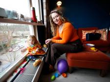 Voor baby Ella was geen plek in studentenhuis van Nienke (24): ‘Het liefst had ik haar constant bij me’