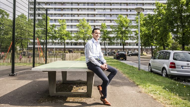 Bilal Belhadj groeide op in Veldhuizen, en werkt er nu als jongerenwerker. Beeld Koen Verheijden