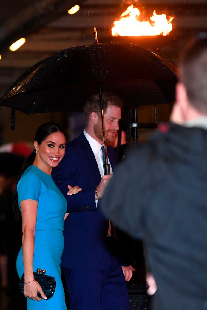 Stralend gelukkige Harry en Meghan trotseren regen tijdens laatste dagen in Londen