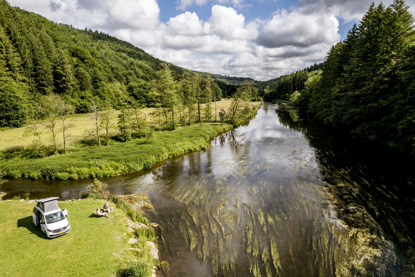 Met de elektrische caravan aan de Semois, één van de mooiste rivieren van de Ardennen.