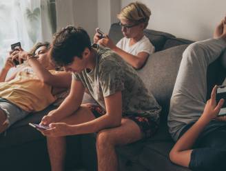 Sociale media kunnen de mentale gezondheid van meisjes eerder aantasten dan die van jongens, zo blijkt uit nieuw onderzoek
