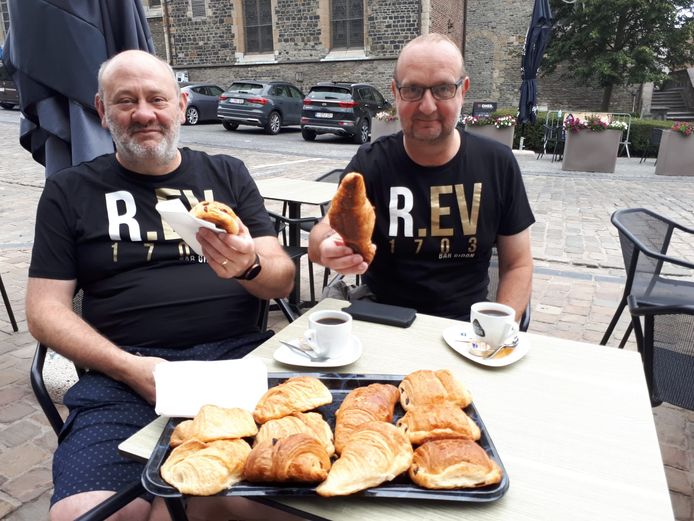 De vroege vogels werden getrakteerd op koffiekoeken.