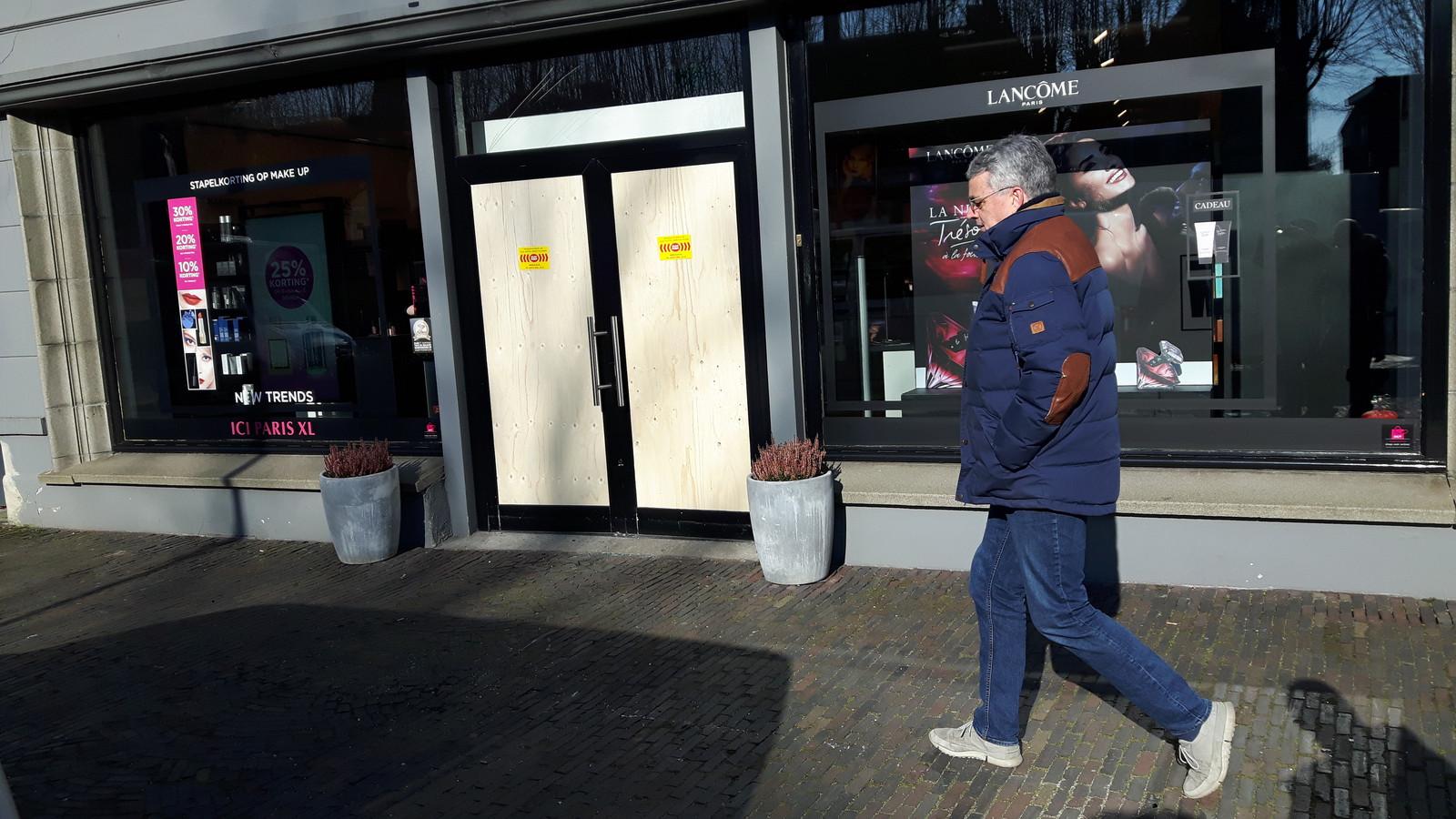kever as tellen Puinruimen bij ICI Paris XL Oisterwijk na ramkraak, daders spoorloos | Foto  | bd.nl