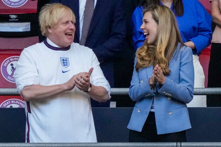 Premier Boris Johnson en zijn vrouw Carrie.  Beeld AP