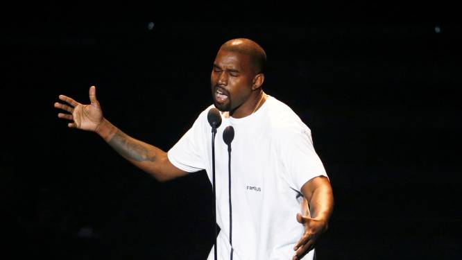 Gemaskerde Kanye West doet push-ups en dutje tijdens tweede releasefeest