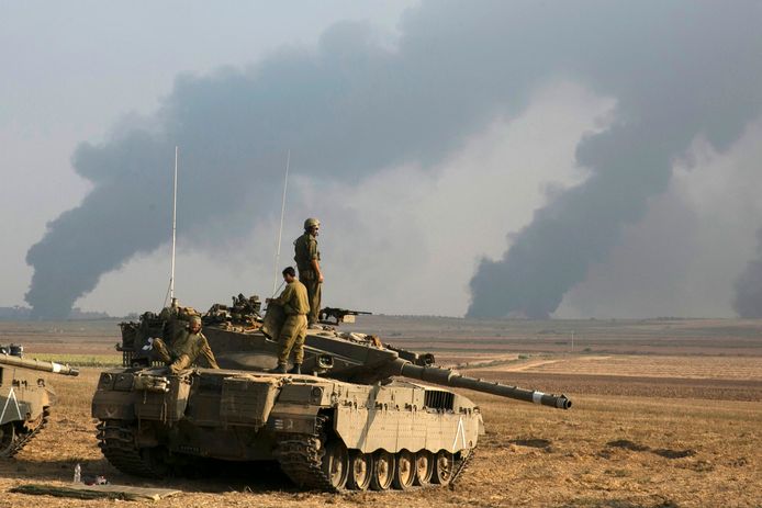 Israelische soldaten staan boven op een tank vlakbij de noordelijke Gazastrook. De Israëlische luchtmacht heeft deze nacht meerdere doelwitten in de Gazastrook gebombardeerd. Volgens het Israëlische leger werden "terroristische doelen van Hamas" - de islamistische beweging die de plak zwaait in de Gazastrook - in het noorden van Gaza geviseerd. Archieffoto.