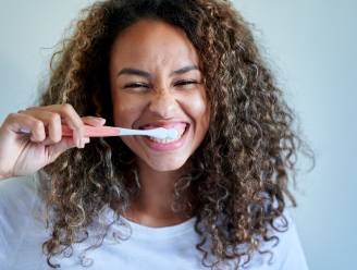Tandarts scheidt kaf van koren bij witmakende tandpasta's: "sommige verwijderen hooguit oppervlakkige vlekken”