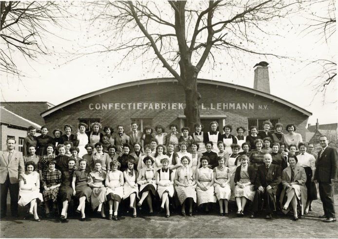 Stationsstraat: Het personeel van confectiefabriek Lehmann. De fabriek stond naast de huidige Aldi (1953, Werner Lehmann)