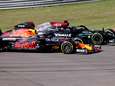 Verstappen slaat aanval Hamilton af en loopt na zinderende apotheose uit in titelstrijd