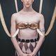 NDT-danser Isla Clarke ging in transitie: ‘Onder dat pak zat een kwetsbaar, bang meisje’