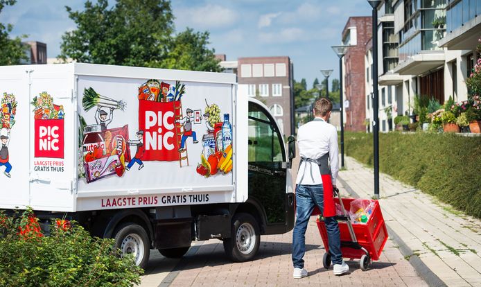 De elektrische wagentjes van Picnic zijn zo wendbaar dat ze met gemak de stoep op draaien.