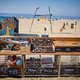 Jonge en oude ‘piraten’ verzamelen afval op strand Scheveningen
