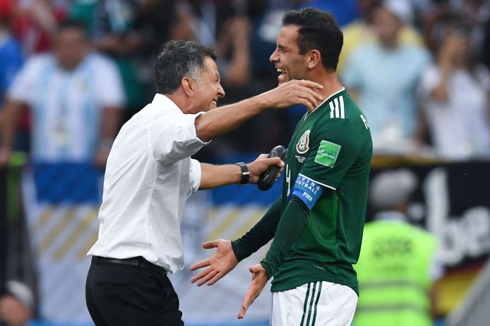 Rafael Marquez met bondscoach Juan Carlos Osorio na de 0-1-zege tegen Duitsland.