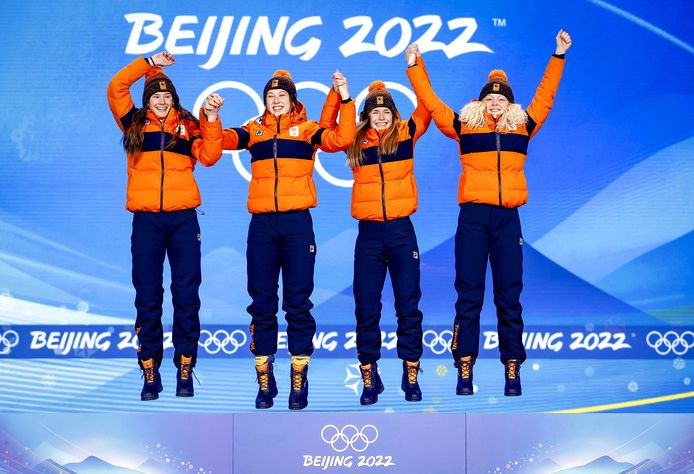 Hand in hand vieren de shorttrackers de gouden medaille.