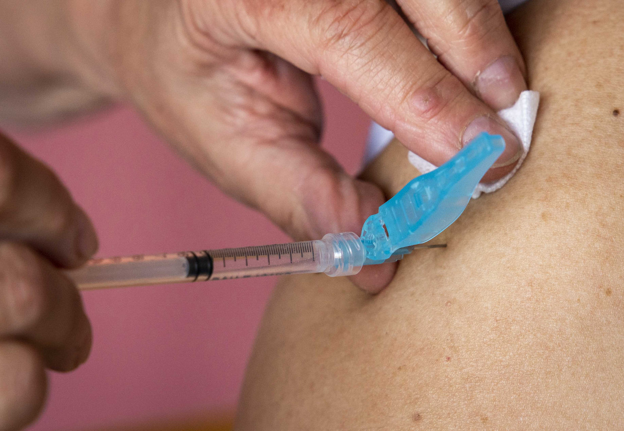 Ziekenhuizen onderzoeken of sommige mensen een derde coronaprik nodig hebben.  Beeld ANP
