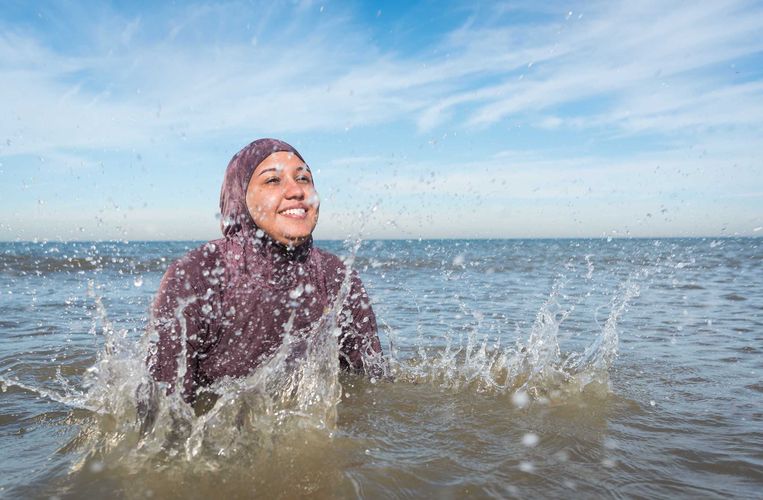 Een vrouw in boerkini zwemt in de zee.   Beeld ANP XTRA