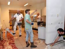 Vader Jan en zoon Harm klussen in Stadspoort zodat er straks Oekraïners opgevangen kunnen worden