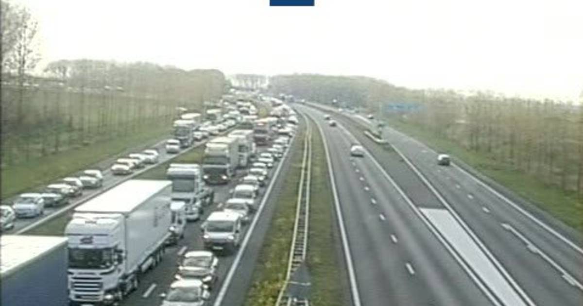 Rijbaan A15 dicht na kettingbotsing.