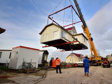 Bijzondere verhuizing van woonwagens: ‘Gelukkig, er is nog geen koffiekopje gebroken‘