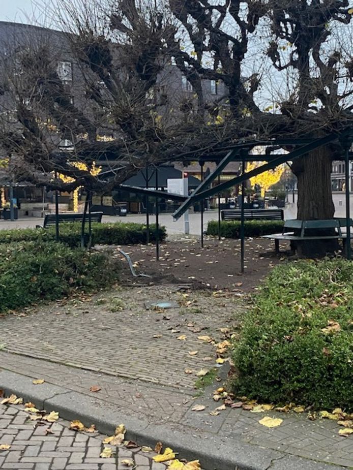 Bij een incident met een dronken bestuurder raakte het ijzeren onderstel van de moeierboom flink beschadigd.