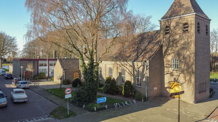 Ichtuskerk in Hasselt met op de achtergrond Kerkelijk Centrum 'De Schakel' waar iemand ligt opgebaard.