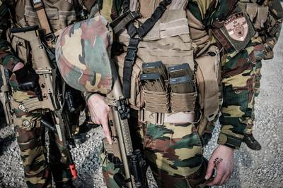 Dedonder: twaalfde militair met mogelijke banden met   extreemrechts krijgt maatregelen opgelegd