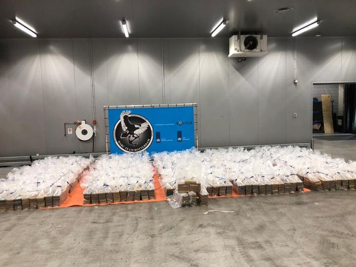 Een vangst van 4180 kilo cocaïne, niet van de Sesamstraatbende, eind vorig jaar in de Rotterdamse haven .