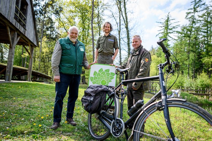De droogschuur van Houtvesterij Het Lankheet is het startpunt van de fietstocht van De Groene Waaier.
Vlnr: Remy Remmelts, Jeroen Waanders en Frank Hofstra.