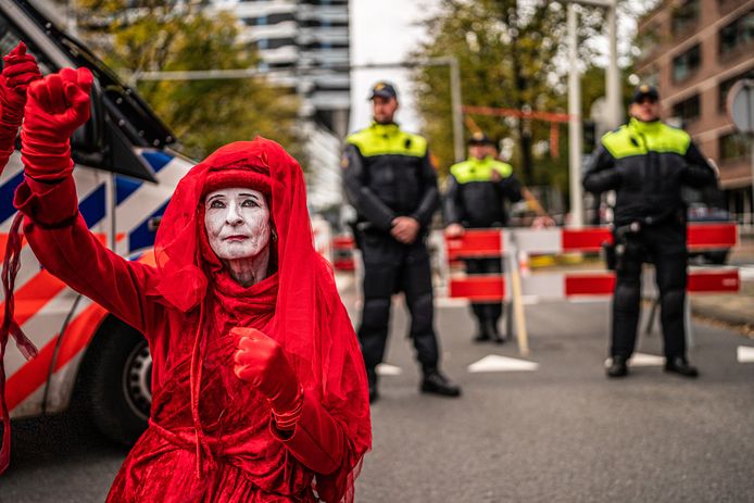 Beeld ter illustratie: Activisten van Extinction Rebellion blokkeerden een kruispunt naast Den Haag centraal als klimaatprotest.