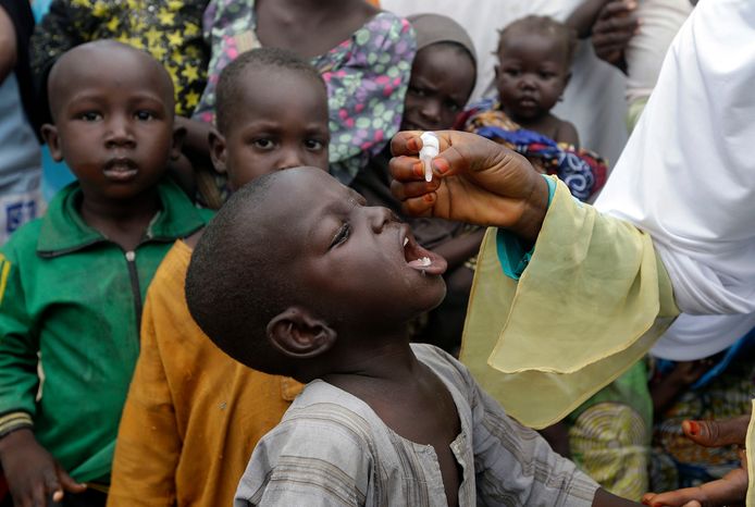 Toediening van het poliovaccin in een kamp voor ontheemden in Nigeria.