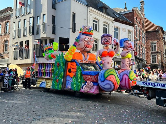De kleurrijke zondagstoet van carnaval Halle trok onder een stralende zon over de Grote Markt.