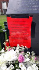 Een hartverscheurend In Memoriam op het monument voor de slachtoffers van de Vuurwerkramp. Vijf leden van de familie Ransing kwamen om het leven; voor de nabestaanden werd het leven nooit meer hetzelfde.