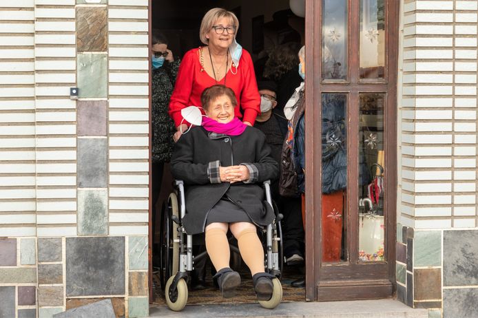 De buren uit de Berrebroeckstraat in Outer verrassen Georgine voor haar 100ste verjaardag.