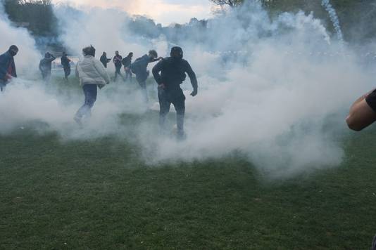 De politie zet traangas in.