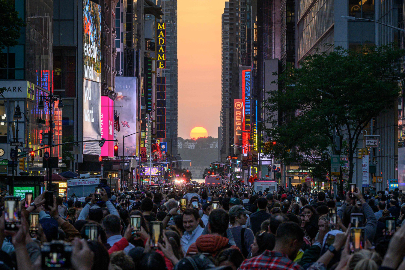 Duizenden mensen komen samen in New York om wondermooie ‘Manhattanhenge