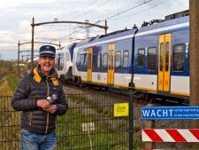 Dordtse Rien (69) bouwt een trein na in zijn huis: ‘Of ik een treingekkie ben? Tuurlijk!’