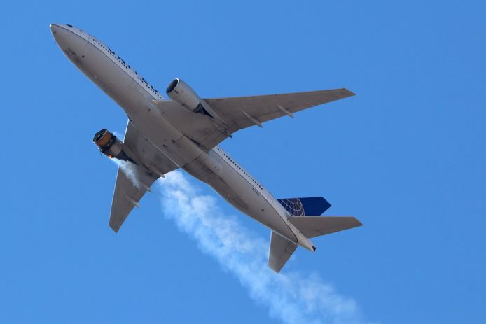 Les passagers du vol UA328 de la compagnie United Airlines à destination d’Honolulu (Hawaï) ont eu la peur de leur vie, peu après le décollage de l’aéroport de Denver, dans le Colorado, quand le réacteur droit s’est subitement enflammé.