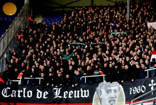 Heerenveen-Feyenoord
feyenoord-fans bedanken Carlo de Leeuw
Foto ; Pim Ras