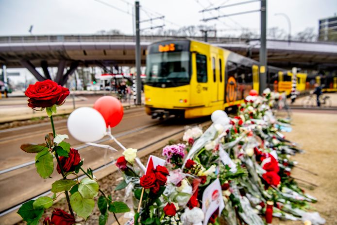De enorme bloemenzee op het 24 Oktoberplein in Utrecht na de tramaanslag van 18 maart 2019.