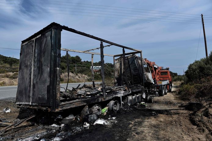 Gisteren verloren tien mensen, migranten en smokkelaars, het leven bij een auto-ongeluk in het noorden van Griekenland. De minibus waar ze in reden botste bij Kavala frontaal op een vrachtauto en vloog in brand.