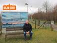 Gilbert Vangampelaere bij een van zijn gedichten in het Dentergemse straatbeeld, vlakbij provinciedomein De Baliekouter.