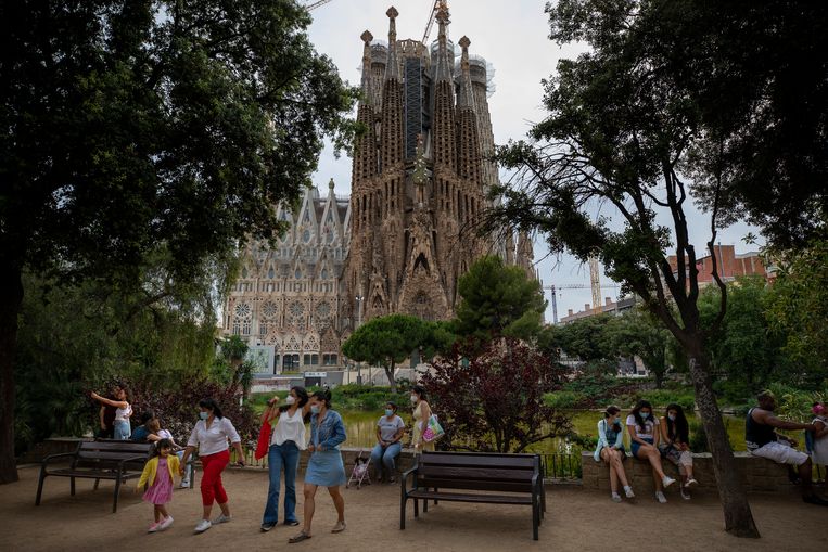 Na vier maanden gesloten te zijn geweest gaat de Sagrada Familia nu weer open voor publiek. Beeld Emilio Morenatti / AP