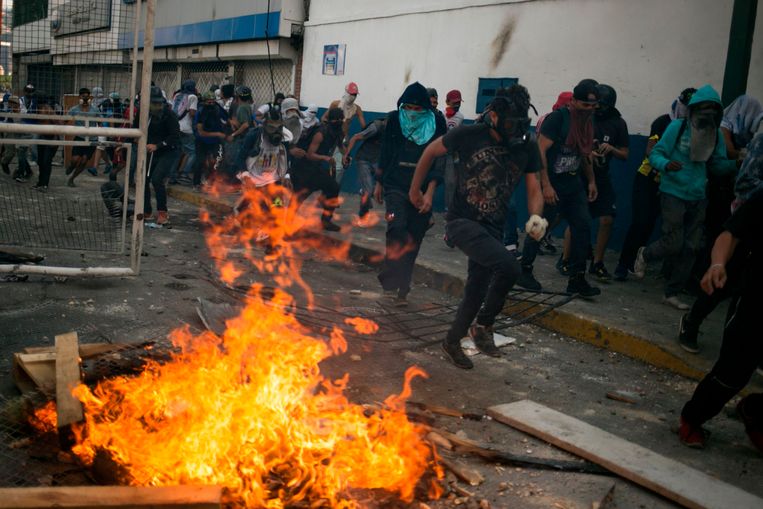 Op 1 mei clashten antiregeringsbetogers in de hoofdstad Caracas met de ordediensten. Beeld AFP