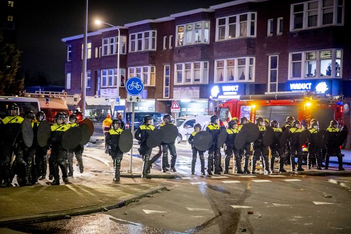 De politie komt tussenbeide bij een botsing tussen twee groepen Eritreeërs nadat er rellen uitbraken naar aanleiding van een bijeenkomst in Den Haag.