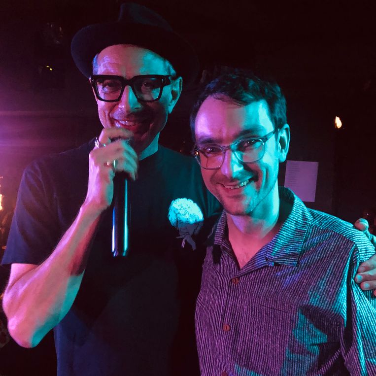 Jeff Goldblum vraagt iemand uit het publiek om op het podium een foto te maken, samen met onze redacteur. Beeld Robin Broos