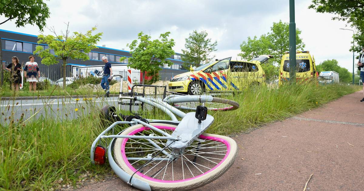 Fietser zwaargewond bij aanrijding met vrachtwagen in Veenendaal; traumaheli geland.